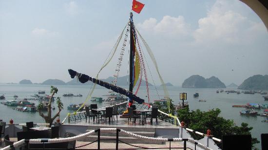Le Pont CatBa Bar & Restaurant